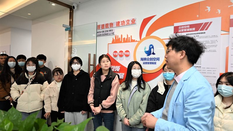 选择厂家直销的网店装修材质，有以下几点优势：